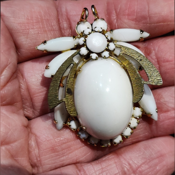 Vintage JULIANA Delizza & Elster Milk Glass Bee Bug Insect Pin Brooch - Picture 12 of 16